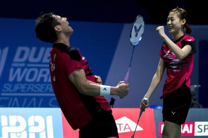 Pasagan ganda campuran Korea Selatan, Ko Sung-hyun/Kim Ha-na, merayakan kemenangan atas pasangan Denmark, Joachim Fischer Nielsen/Christinna Pedersen, pada BWF Superseries Finals di Dubai, 9 Desember 2015.