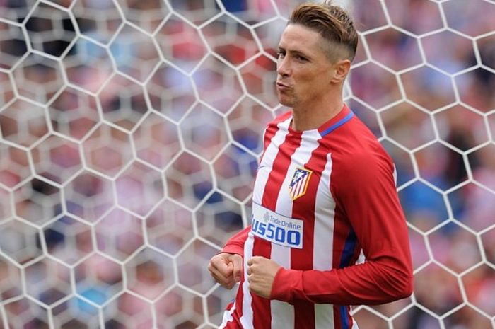 Ekspresi kebahagiaan striker Atletico Madrid, Fernando Torres, sesaat setelah sukses mencetak gol ke gawang Sporting Gijon dalam pertandingan La Liga 2016-2017 di Stadion Vicente Calderon, Madrid, Spanyol, pada Sabtu (17/9/2016).