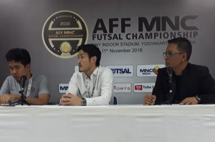 Pelatih Timnas Futsal Indonesia, Kensuke Takahashi dalam sesi konferensi pers setelah laga melawan Thailand, Jumat (9/11/2018).