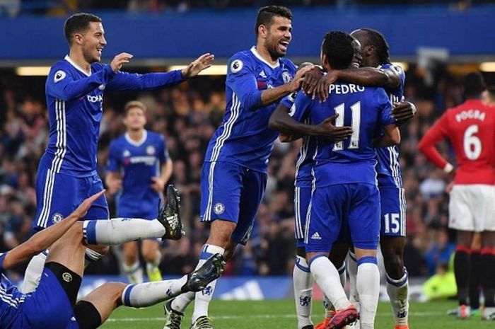 Para pemain Chelsea merayakan gol keempat tim mereka ke gawang Manchester United yang dicetak oleh N'Golo Kante dalam laga Premier League di Stamford Bridge, London, 23 Oktober 2016.