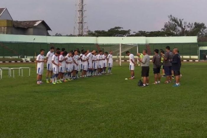 Para pemain Persib Bandung berdoa sebelum memulai latihan sesi sore di Stadion Siliwangi, Kota Bandung, Selasa (6/6/2017). 