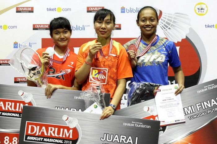 Gabriela Moningka (tengah) berpose setelah memastikan diri sebagai juara tunggal putri dewasa pada final Djarum Sirnas Li Ning Riau Open 2018 di Gelanggang Remaja, Pekanbaru, Riau, Sabtu (28/4/2018).