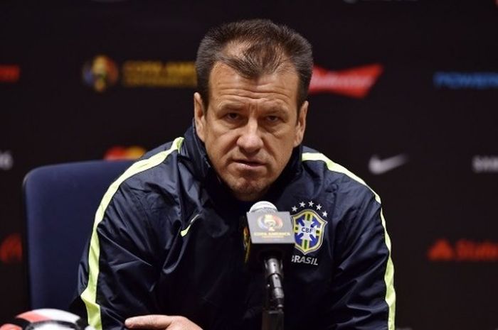 Pelatih tim nasional Brasil, Carlos Dunga, menghadiri konferensi pers di Stadion Gillette, Foxborough, Amerika Serikat, pada Sabtu (11/6/2016) waktu setempat.