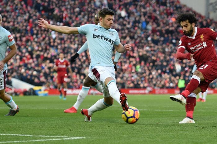 Momen pemain bintang Liverpool, Mohamed Salah, mencetak gol ke gawang West Ham United pada laga lanjutan Liga Inggris di Stadion Anfield, Sabtu (24/2/2018) malam WIB.