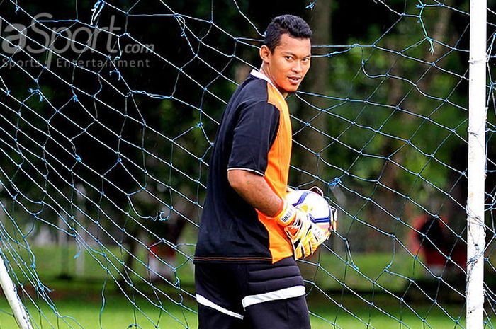 Kiper AremaFC, Joko Ribowo, saat berlatih bersama timnya di Lapangan Dirgantara Kabupaten Malang, Jawa Timur, Jumat (08/12/2017) sore.