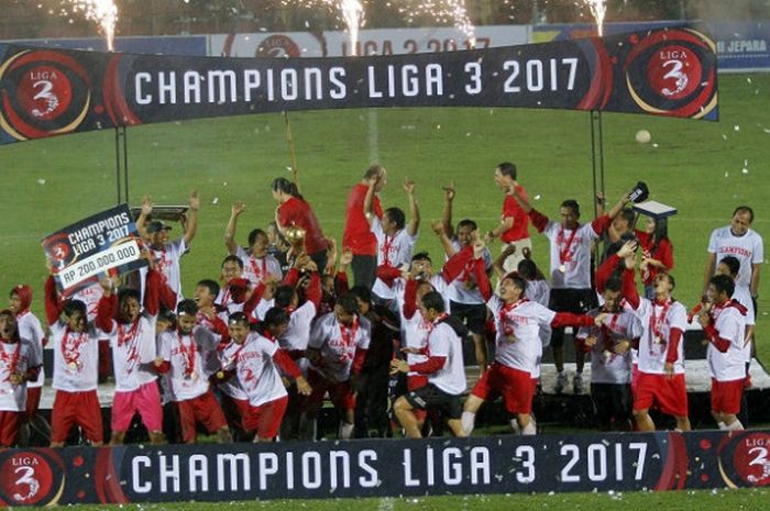 Suka cita para pemain Blitar United merayakan pencapain juara Liga 3 musim 2017 seusai menang atas Persik Kendal pada final di Stadion Gelora Bumi Kartini, Jepara, Minggu (17/12/2017) malam. 