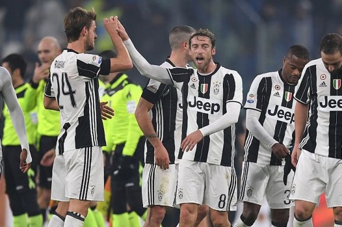 Daniele Rugani tengah merayakan kemenangan dengan Claudio Marchisio pada akhir laga Serie A antara Juventus kontra Atalanta di Juventus Stadium, 03 Desember 2016. 