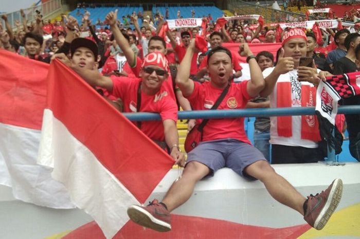 Suporter Timnas Indonesia U-22 memadati Stadion Shah Alam, Selangor, Malaysia, Selasa (15/8/2017), kontra Thailand dalam laga pembuka Grup B sepak bola SEA Games 2017.