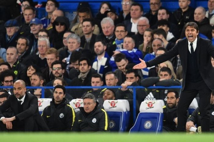 Antonio Conte memberikan instruksi dari pinggri lapangan saat Chelsea melawan Manchester City pada partai lanjutan Premier League - kasta teratas Liga Inggris - di Stadion Stamford Bridge, Rabu (5/4/2017).