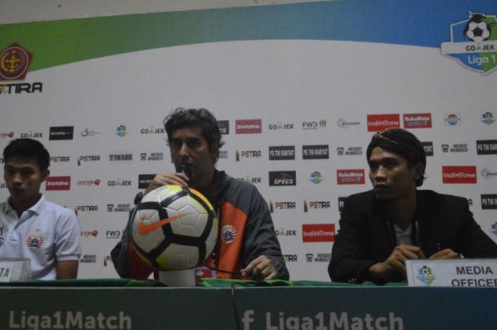 Pelatih Persija Jakarta, Stefano Cugurra Teco (tengah), pada sesi jumpa.l pers setelah pertandingan melawan PS Tira di Stadion Sultan Agung (SSA), Bantul, Jumat (8/6/2018).