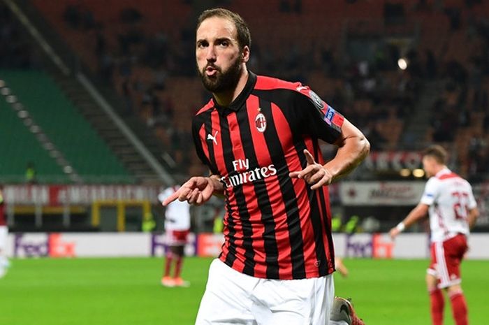 Penyerang AC Milan, Gonzalo Higuain, merayakan golnya dalam laga Grup F Liga Europa melawan Olympiacos di Stadion San Siro, Milan, Italia pada 4 Oktober 2018.