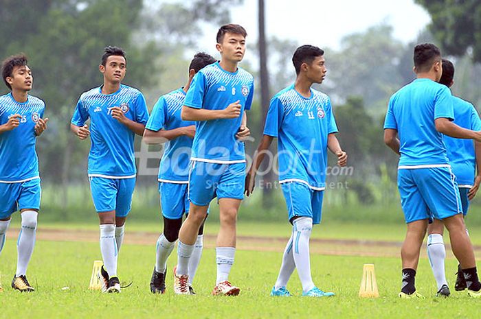 Tim Arema FC saat latihan bersama di Lapangan Dirgantara Kabupaten Malang, Jawa Timur, Senin (04/12/2017) sore. 