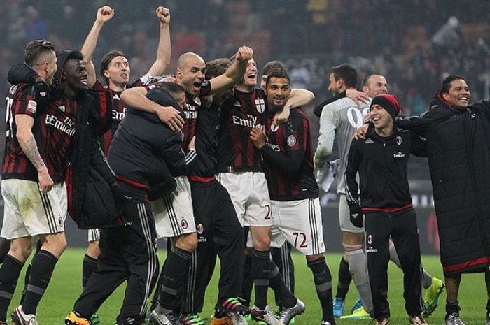 Para pemain AC Milan bersuka cita merayakan kemenangan telak atas Inter Milan di Stadion San Siro, 31 Januari 2016.