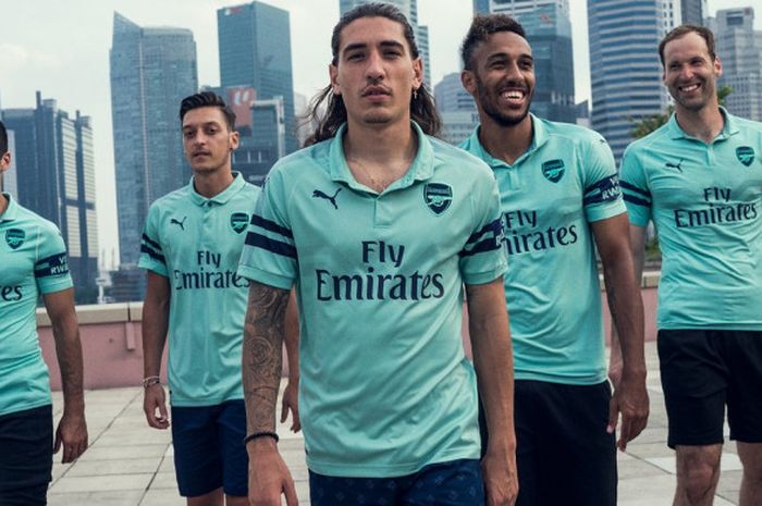 Beberapa pemain Arsenal menjadi model ketika rilis jersey ketiga untuk musim 2018/2019 ketika berada di Singapura.