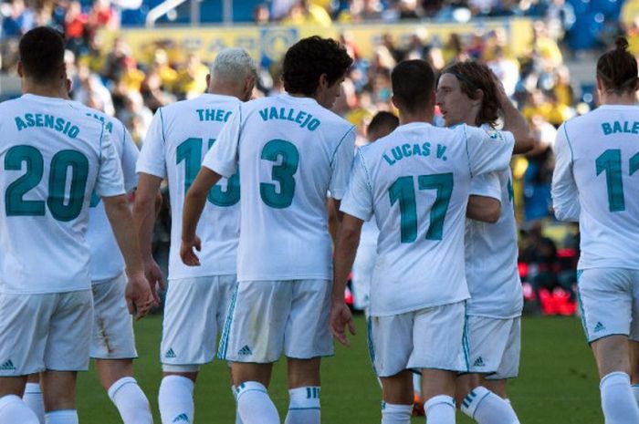Para pemain Real Madrid merayakan gol ke gawang Las Palmas pada laga Liga Spanyol di Stadion de Gran Canaria, Sabtu (31/3/2018).