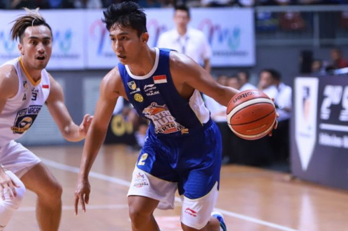 Point guard Satria Muda Pertamina Jakarta, Hardianus Lakudu, berupaya melewati penjagaan pemain Satya Wacana Salatiga, Cassiopeia Manuputty, pada laga Seri Jakarta IBL Pertamax 2018-2019 di Britama Arena Mahaka Square, Kelapa Gading, Jakarta Utara, Jumat (7/12/2018).