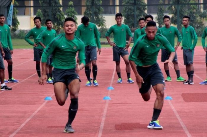 Penyerang tim nasional Indonesia U-19, Dimas Drajat (kiri) dalam sesi tes fisik di Yogyakarta, Senin (29/8/2016).