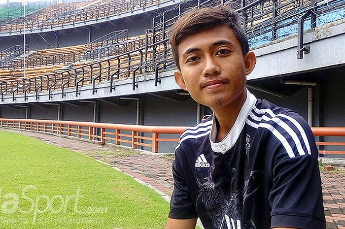 Pemain muda Persebaya, Jossa Andika Dwi Pratama sebelum menjalani latihan rutin Persebaya di Gelora Bung Tomo, Rabu (21/2/2018).