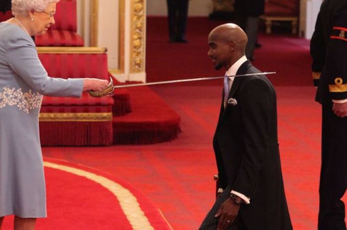 Ratu Elizabeth II (kiri) saat memberi gelar kehormatan pada Mo Farah.