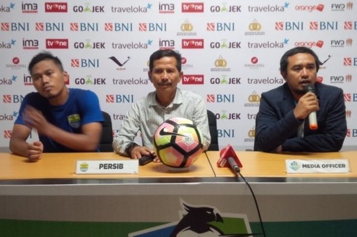 Pelatih Persib, Djadjang Nurdjaman (tengah), ditemani pemainnya, Tony Sucipto (kiri), seusai pertandingan Liga 1 kontra Bhayangkara FC di Stadion Patriot Candrabhaga, Bekasi, Minggu (4/6/2017).