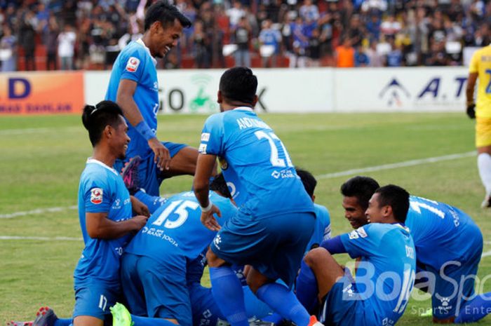 PSIM Yogyakarta merayakan gol Rangga Muslim ketika berhadapan dengan Madiun Putra.