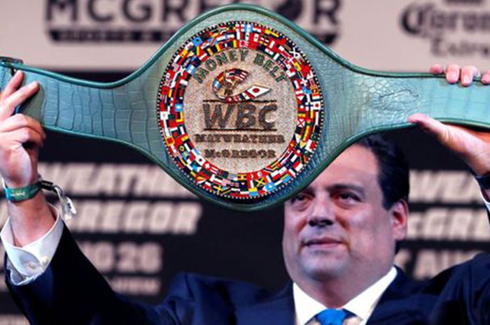 Presiden World Boxing Council (WBC), Mauricio Sulaiman memamerkan 'Money Belt', sabuk juara yang diperebutkan dalam laga Floyd Mayweather vs Conor McGregor