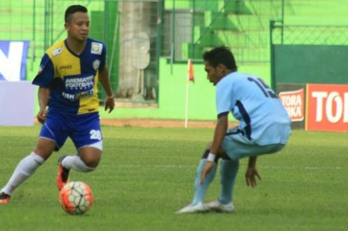 Pemain Arema U-21, Dio Permana (kiri) mencoba melewati salah satu pilar bertahan Persela U-21 di Stadion Gajayana, Kota Malang, Jumat (30/9/2016) sore. 