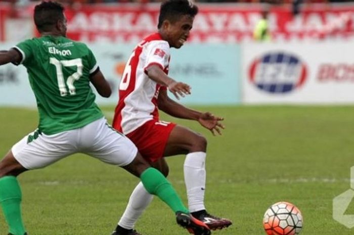 Pemain PSM, Rudwan Tawainella (kanan) mengecoh penyerang Madura United, Elthon Maran di Stadion Andi Mattalatta, Makassar, Sabtu (12/11/2016). 