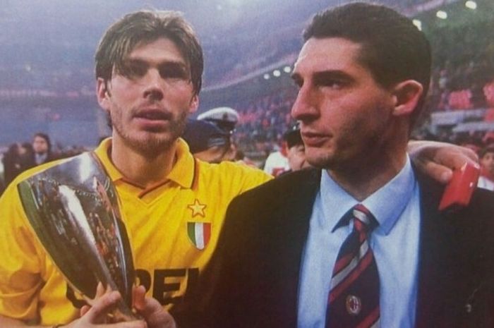 Zvonimir Boban menggengam trofi Piala Super Eropa usai membantu AC Milan menekuk Arsenal, 8 Februari 1995.