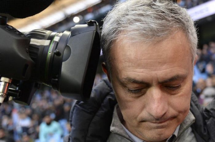 Sebuah kamera televisi menempel ke kepala pelatih Manchester United, Jose Mourinho, jelang laga Manchester City kontra Man United pada ajang Liga Inggris di Stadion Etihad, Manchester, 27 April 2017.