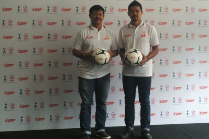 Bambang Pamungkas (kanan) dan Indra Sjafri (kiri) berpose bersama selepas sesi jumpa pers AIA Championship 2018 di 100 Eatery, Hotel Atlet Century Park, Senayan, Jakarta, Selasa (9/1/2018).