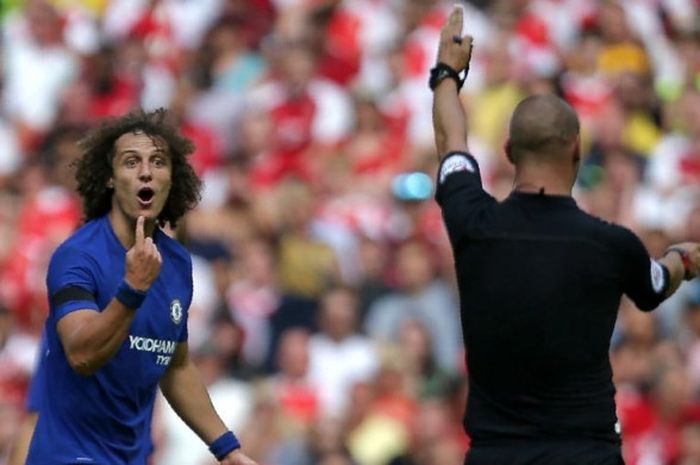 Reaksi bek tengah Chelsea, David Luiz, terhadap wasit Robert Madley dalam partai Community Shield melawan Arsenal di Stadion Wembley, London, 6 Agustus 2017.