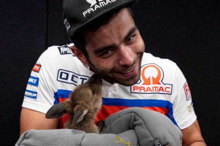 Pebalap OCTO Pramac Racing, Danilo Petrucci bersama seekor kanguru.