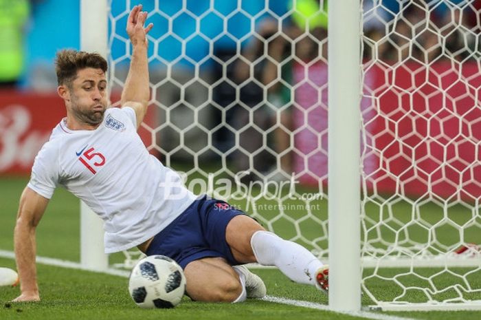 Bek Inggris, Gary Cahill, melakukan penyelamatan di depan gawang dalam laga melawan Belgia di Grup G