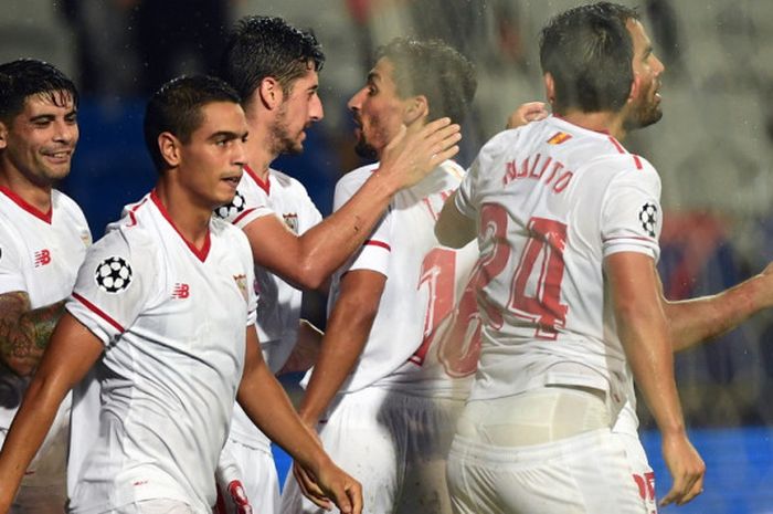 Para pemain Sevilla merayakan gol yang dicetak Wissam Ben Yedder (kedua dari kiri) ke gawang Istanbul Basaksehir dalam laga leg 1 babak play-off Liga Champions 2017-2018 di Stadion Fatih Terim, Istanbul, Turki, pada Rabu (16/8/2017).