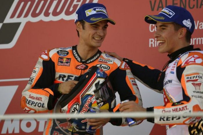 Dua pebalap tim Repsol Honda, Dani Pedrosa dan Marc Marquez, saat merayakan podium MotoGP Valencia, Minggu (12/11/2017).