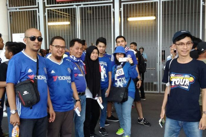 suporter Chelsea asal Indonesia sedang mengantri didepan National, Stadium, Singapura jelang laga Chelsea melawan Bayern Muenchen