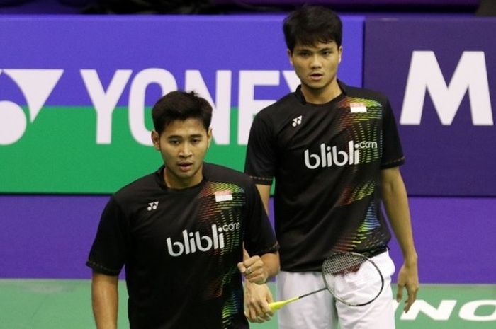 Pasangan ganda putra Indonesia, Angga Pratama (kiri)/Ricky Karanda Suwardi, bereaksi setelah meraih poin saat menghadapi pasangan Taiwan, Lee Jhe-Huei/Lee Yang, pada babak pertama Hong Kong Terbuka di Hong Kong Coliseum, Rabu (23/11/2016).