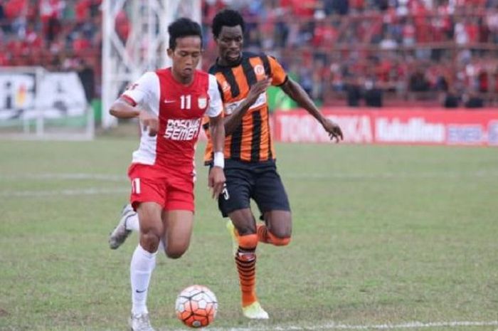 Penyerang PSM Makassar, M Rahmat (merah) duel dengan bek Perseru Serui, Boman Irie Aime 
