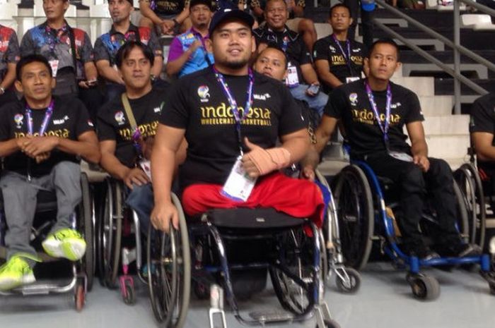 Tim bola basket kursi roda Indonesia saat menyaksikan pertandingan Thailand melawan Malaysia di Hall Basket Gelora Bung Karno, Minggu (1/6/2018).