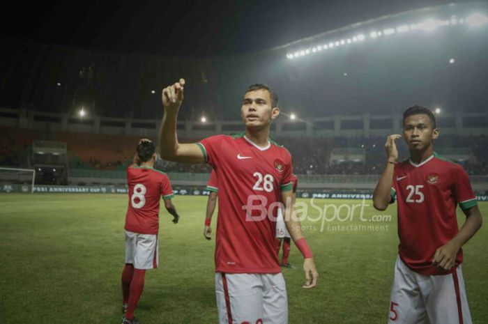 Bek Timnas U-23 Indonesia, Rezaldi Hehanussa, memberi salam kepada penonton pada laga PSSI Anniversary Cup 2018 kontra Bahrain di Stadion Pakansari, Bogor, Jumat (27/4/2018)