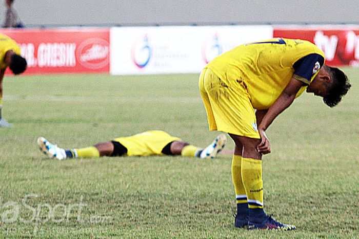 Pemain Persegres Gresik United tertunduk lesu usai dikalahkan PSIM Yogyakarta dalam laga lanjutan Liga 2 2018 di Stadion Gelora Joko Samudro, Kamis (10/5/2018).