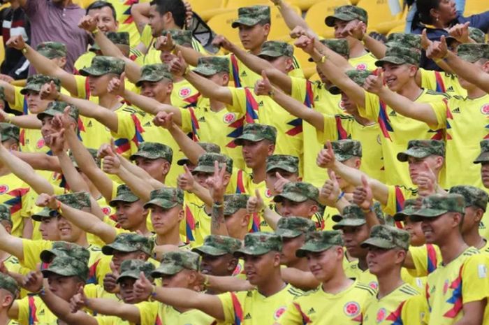 Para tentara yang menyamkbut kepulangan timnas Kolombia.