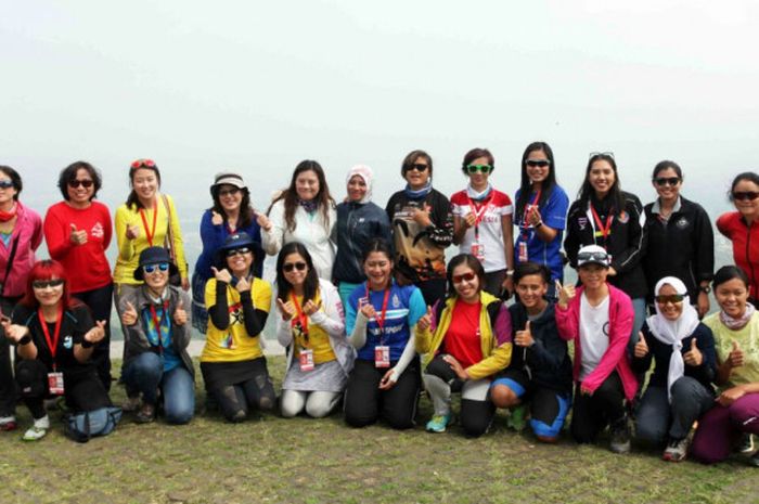 Para atlet putri berfoto bersama seusai Piala Asia II Paralayang yang menjadi test event Asian Games 2018 di Gunung Mas, Puncak, Bogor, Jawa Barat, Senin (14/8/2017). 