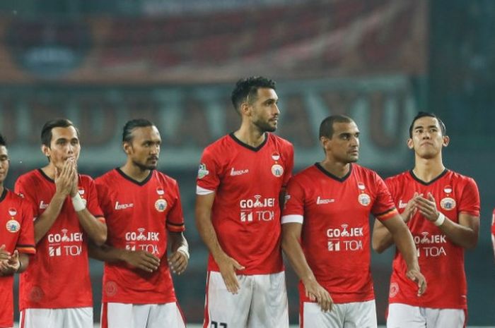 Bek Ryuji Utomo (dua dari kanan) bersama pemain Persija lainnya selepas mengheningkan cipta untuk almarhum Choirul Huda sebelum menjamu Semen Padang pada laga pekan ke-31 Liga 1 musim 2017 di Stadion Patriot Candrabhaga, Kota Bekasi, 22 Oktober 2017. 