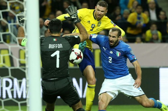 Penyerang Swedia, Marcus Berg, memberikan ancaman di depan gawang Italia dalam laga leg pertama play-off Piala Dunia 2018 yang berlangsung di Friends Arena, Jumat (10/11/2017) waktu setempat.