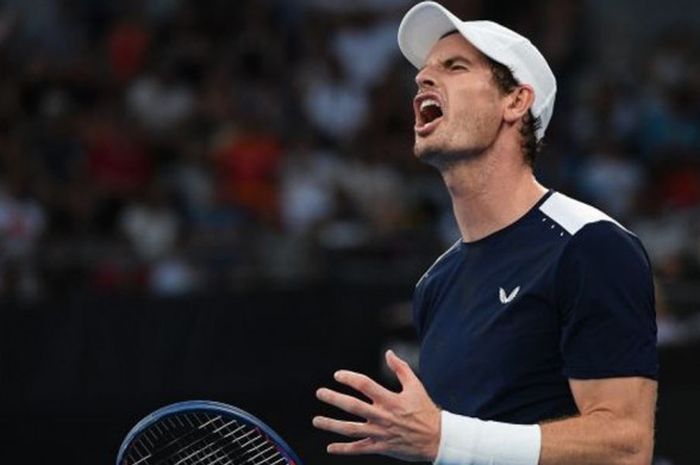 Petenis tunggal putra Britania Raya, Andy Murray, meluapkan emosi saat kehilangan poin dari sang lawan, Roberto Bautista Agut (Spanyol), pada laga babak kesatu turnamen Grand Slam Australian Open 2019 di Melbourne Park, Senin (14/1/2019).