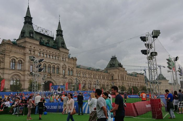 Suatu sudut Football Park Moskow dengan latar belakang GUM, pusat perbelanjaan terbesar dan termewah pada era Uni Soviet.
