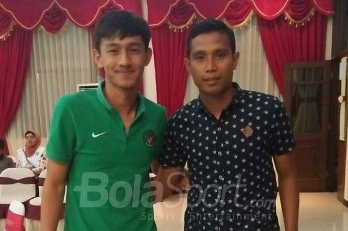 Penyerang Timnas U-19 Indonesia Hanis Saghara berpose bersama Kapten Persid Jember Iwan Sampurno di Pendapa Pendapa Wahyawibawagraha, Jember, Kamis (19/10/2017)