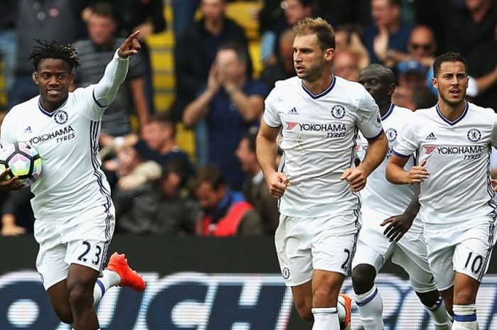 Penyerang Chelsea, Michy Batshuayi (kiri), merayakan gol yang dia cetak ke gawang Watford dalam laga Premier League di Stadion Vicarage Road, Watford, Inggris, 20 Agustus 2016.